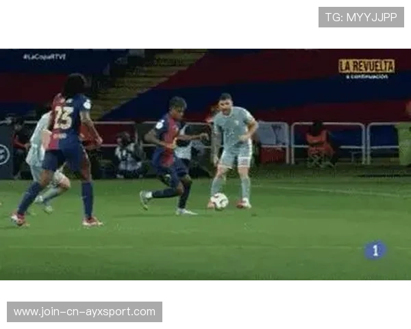 巴萨左路快速推进，莱万门前补射破门