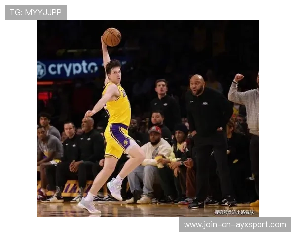 湖人里夫斯外围突破，精准投篮得分：从场上技术到日常训练的胜利钥匙