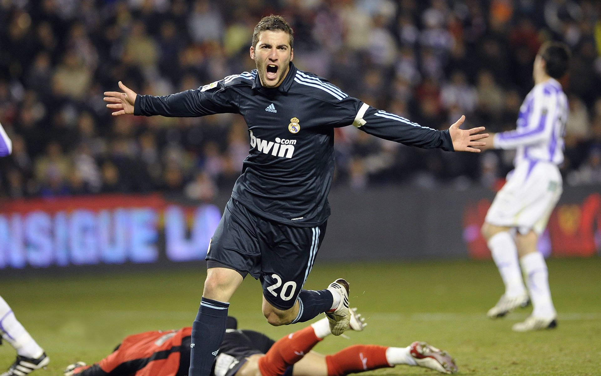 主力球员绝杀瞬间，锁定胜利之门，球星绝杀